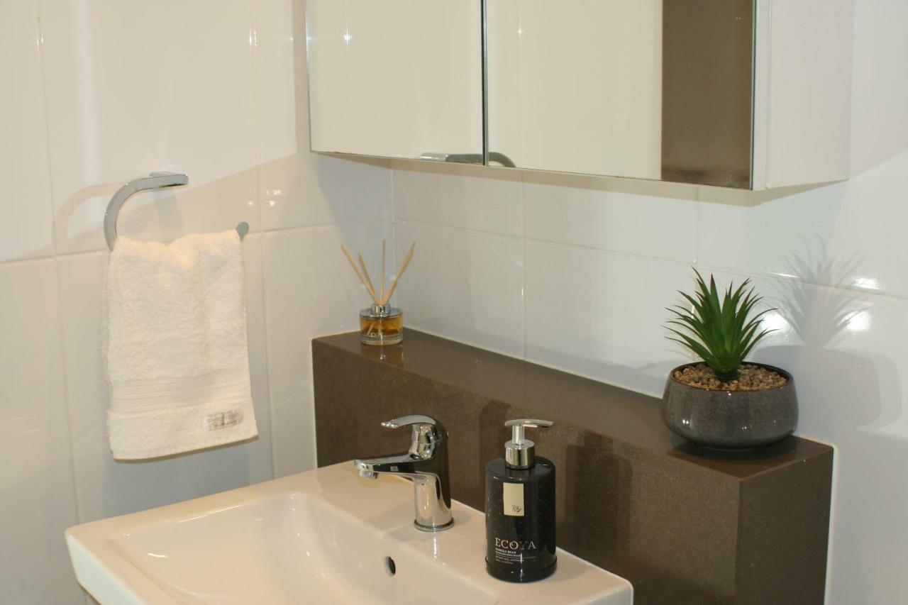 Governor Luxe 1 Bedroom Apartment In The Heart Of Barton Wifi Gym Wine Secure Parking Canberra Kingston Екстериор снимка